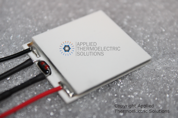 Thermoelectric module with thermistor for cooling and heating applications